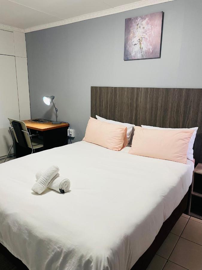 Host Hub Guest House Kempton Park Exterior photo